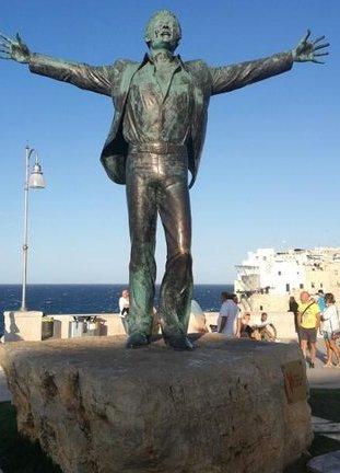 Monumento domenico modugno